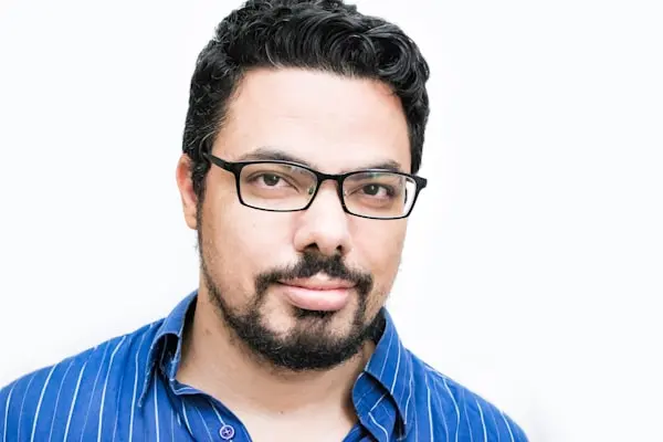 Portret van Ilya, agency owner, vriendelijk