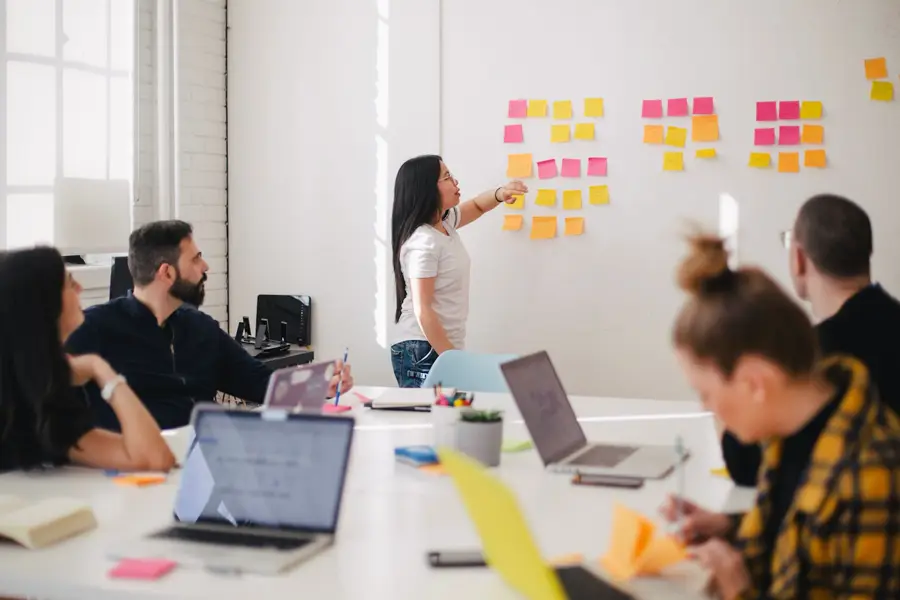 Team van founders dat samen lacht bij een whiteboard